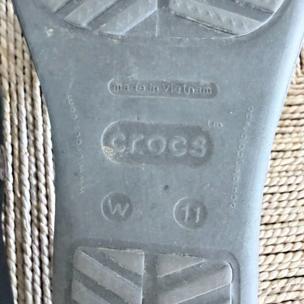 Crocs Sanrah Hammered Circle Wedge Flip Flop Sandals Women Sz 11 Espresso Gold - Picture 8 of 9